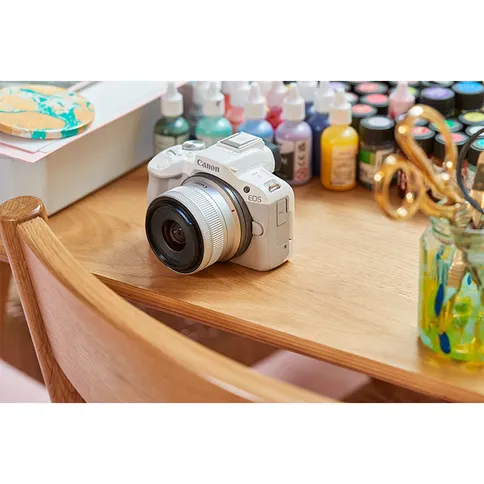 Canon-EOS-R50-wit_lifestyle_1.jpg