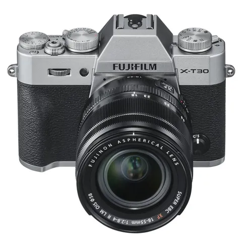 Fujifilm X-T30 zilver met 18-55mm zwart-voorkant-boven.jpg