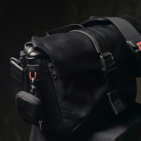Wotancraft-Pilot-Travel-Camera-Bag-7L-black-leather_4.jpg