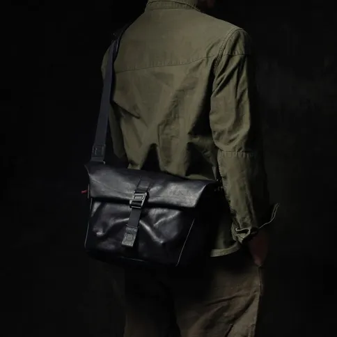 Wotancraft-Pilot-Travel-Camera-Bag-7L-black-leather_7.jpg