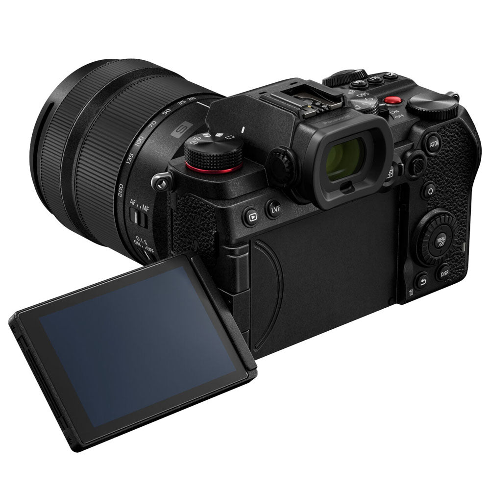 Panasonic Lumix S5D + 28-200mm f/4-7,1