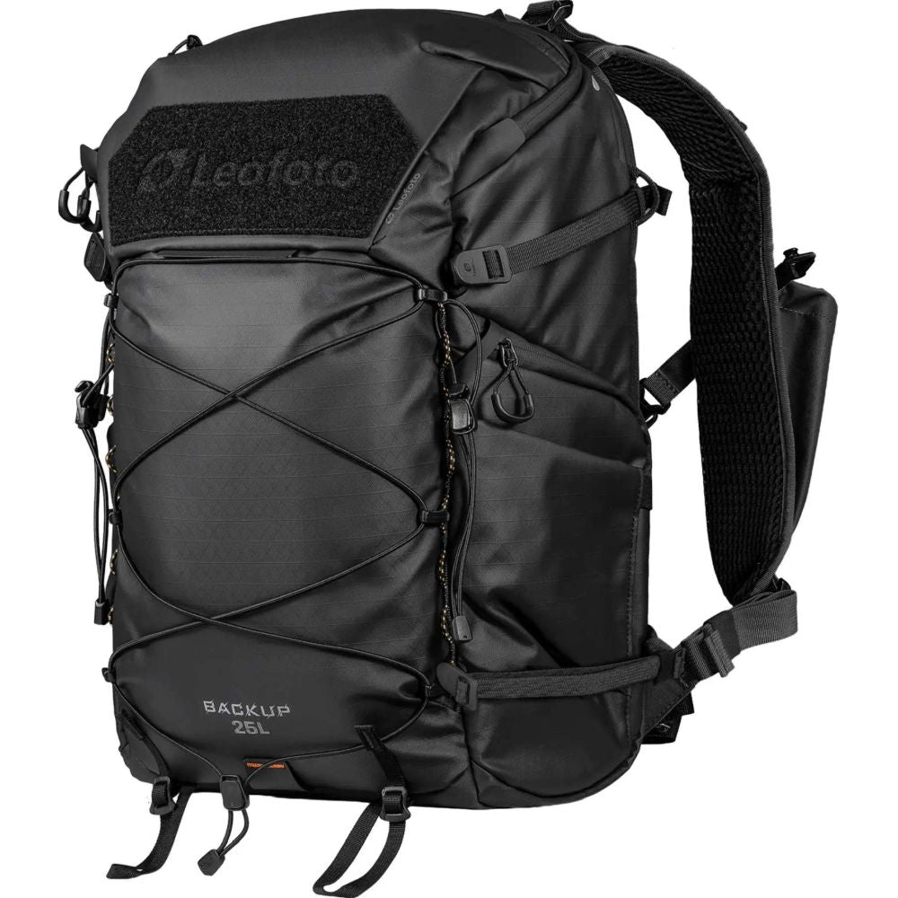 Mochila Leofoto Outdoor Series de 25 litros con compartimento interior grande, color negro.