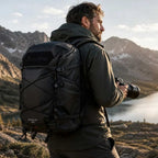 Mochila Leofoto Outdoor Series de 25 litros con compartimento interior grande, color negro.