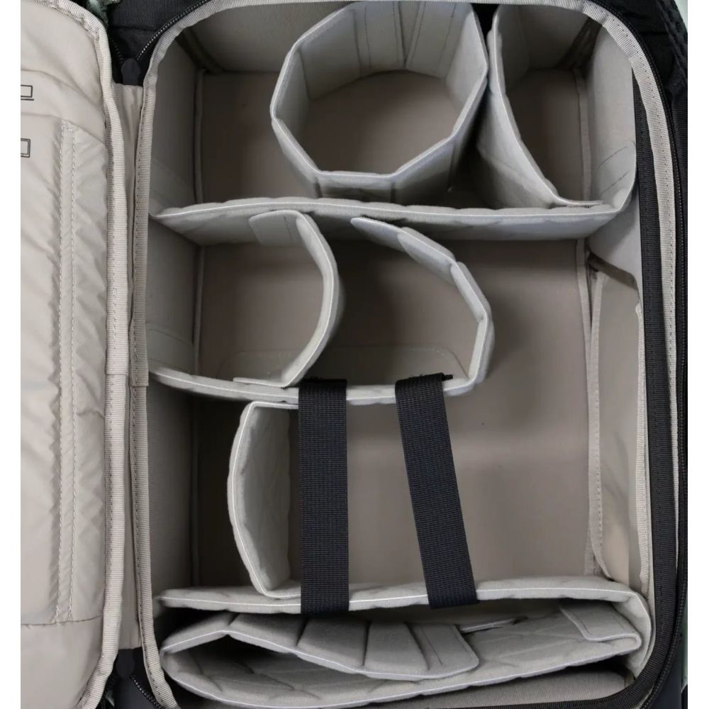 Mochila Leofoto Outdoor Series de 25 litros con compartimento interior grande, color negro.