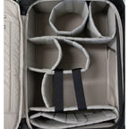 Mochila Leofoto Outdoor Series de 25 litros con compartimento interior grande, color negro.