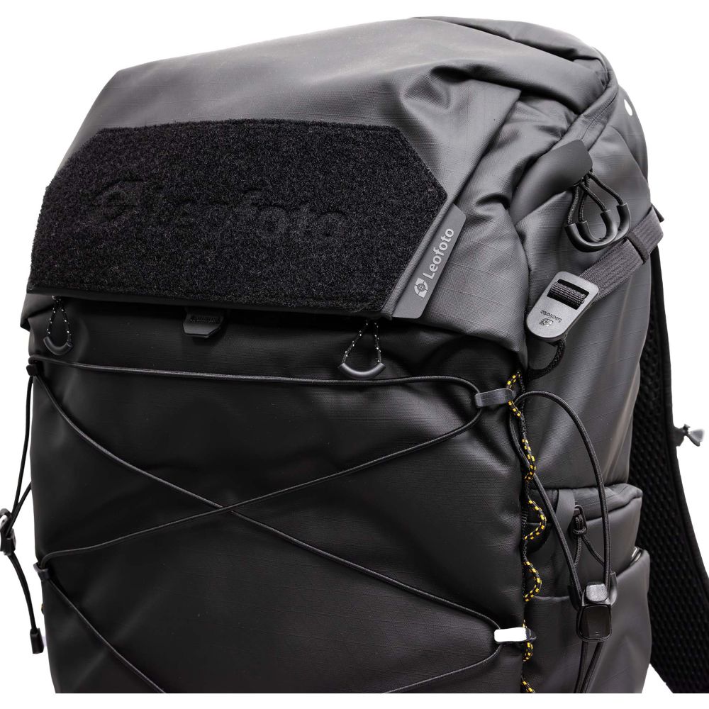 Mochila Leofoto Outdoor Series de 25 litros con compartimento interior grande, color negro.