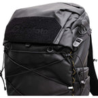Mochila Leofoto Outdoor Series de 25 litros con compartimento interior grande, color negro.