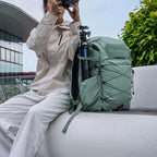 Mochila Leofoto Outdoor Series de 25 litros con inserto grande, color verde.