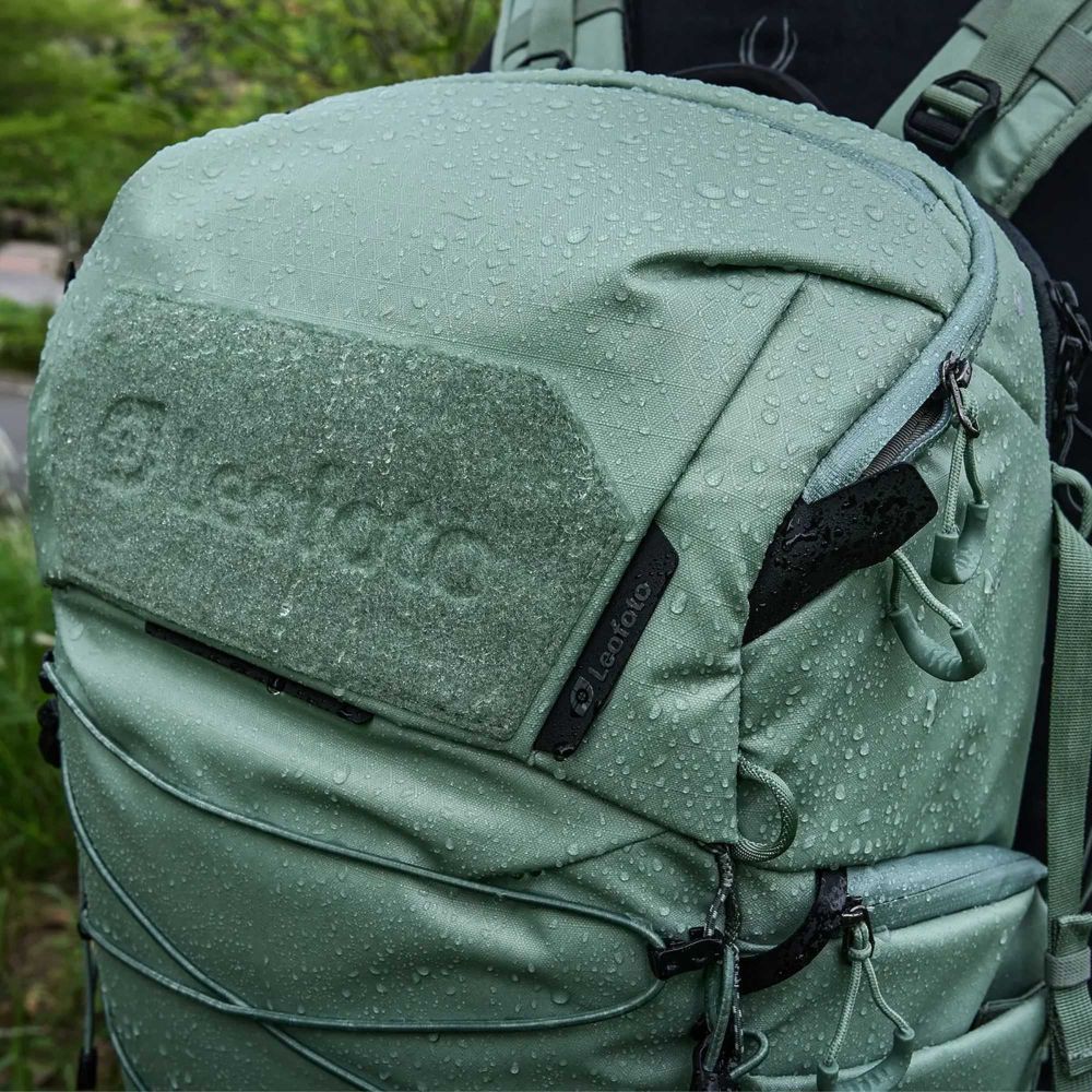 Mochila Leofoto Outdoor Series de 25 litros con inserto grande, color verde.