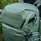 Mochila Leofoto Outdoor Series de 25 litros con inserto grande, color verde.