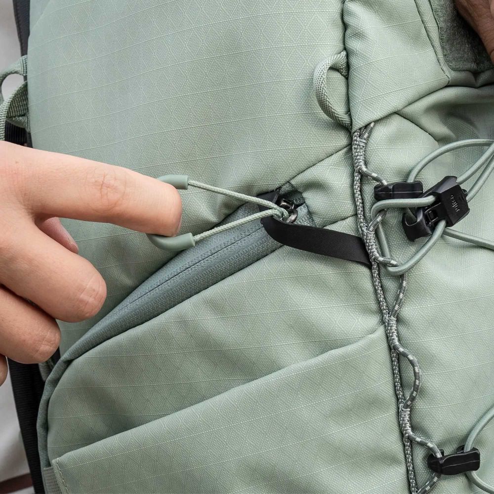 Mochila Leofoto Outdoor Series de 25 litros con inserto grande, color verde.