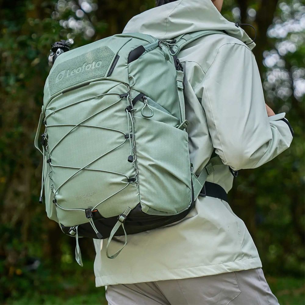 Mochila Leofoto Outdoor Series de 25 litros con inserto grande, color verde.