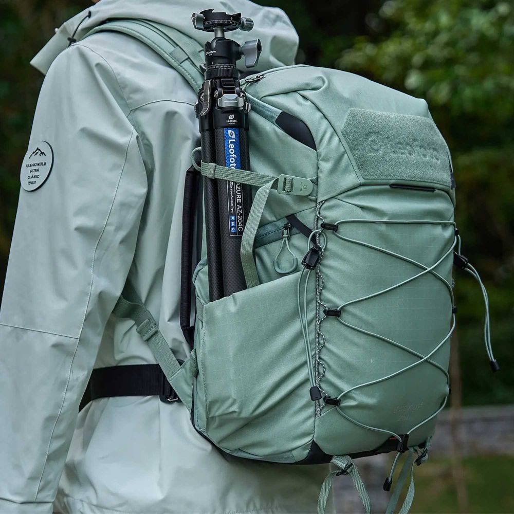Mochila Leofoto Outdoor Series de 25 litros con inserto grande, color verde.