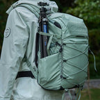 Mochila Leofoto Outdoor Series de 25 litros con inserto grande, color verde.