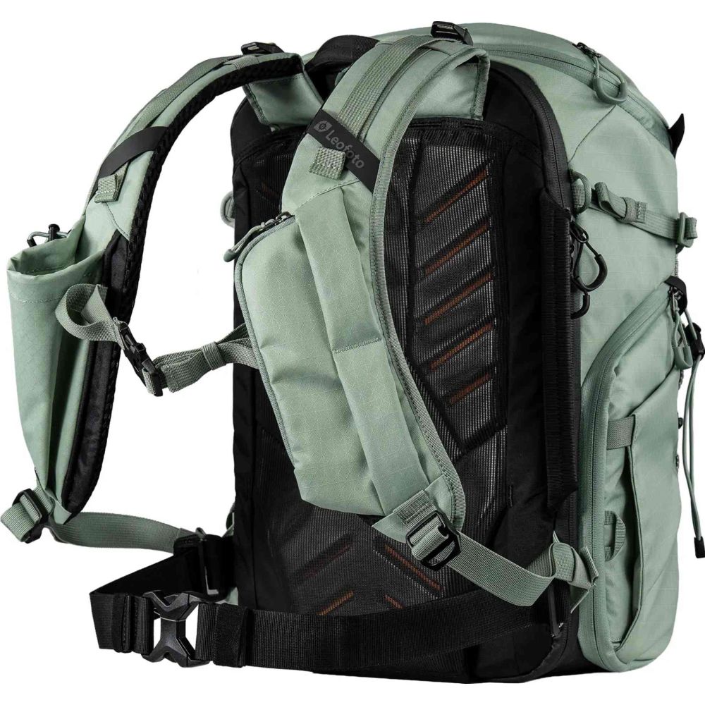 Mochila Leofoto Outdoor Series de 25 litros con inserto grande, color verde.