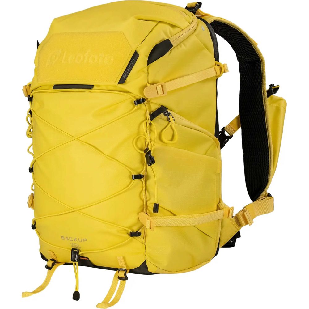 Mochila Leofoto Outdoor Series de 25 litros con inserto grande, color amarillo.