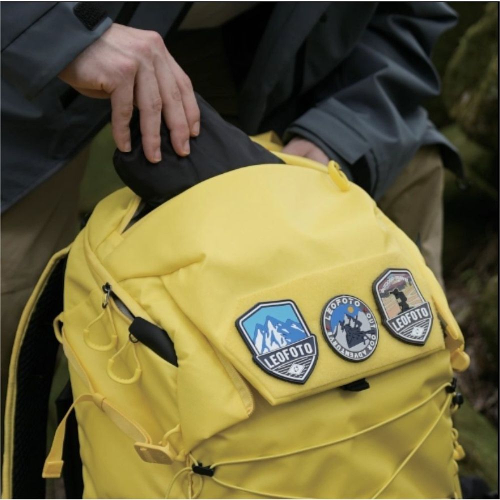 Mochila Leofoto Outdoor Series de 25 litros con inserto grande, color amarillo.